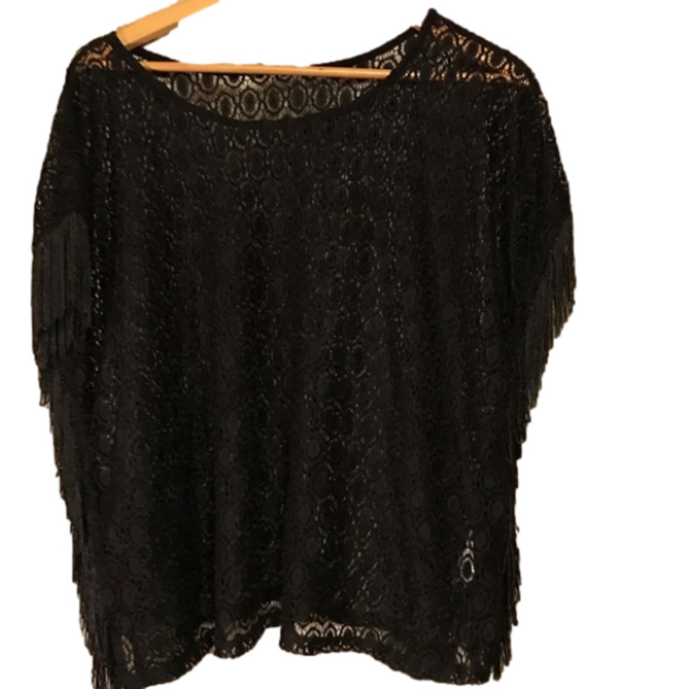 𝅺WOMEN’S black crochet top with fringes along the sides. Size large.
